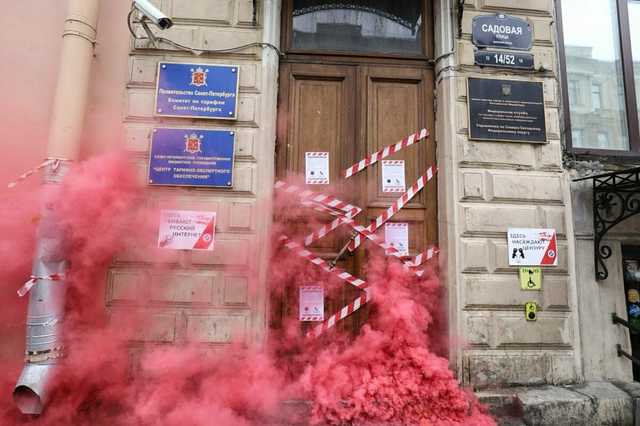 «Здесь убивают русский интернет»: В Санкт-Петербурге активисты заблокировали вход в офис Роскомнадзора