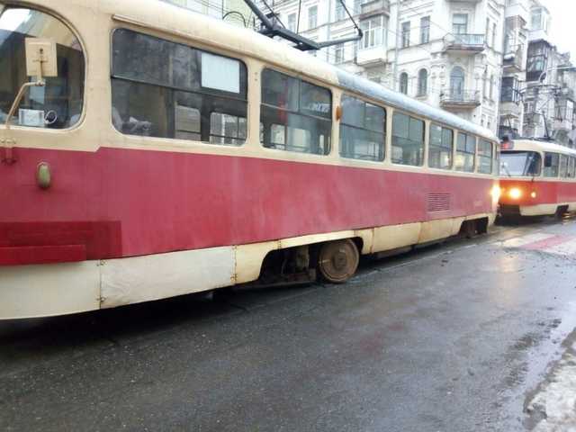 В Киеве «герой парковки» преградил трамваям путь: пассажиры не стали бездействовать