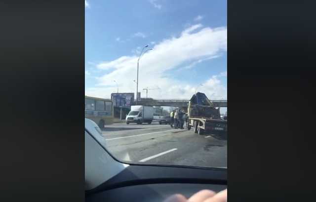 В Киеве эвакуатор влетел в маршрутку и снес ее заднюю часть