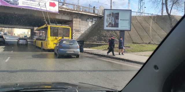 У Києві через ДТП зупинено рух трамваїв