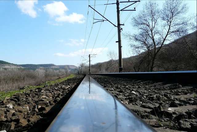 На Винниччине в результате мощного ветра было заблокировано железнодорожное движение