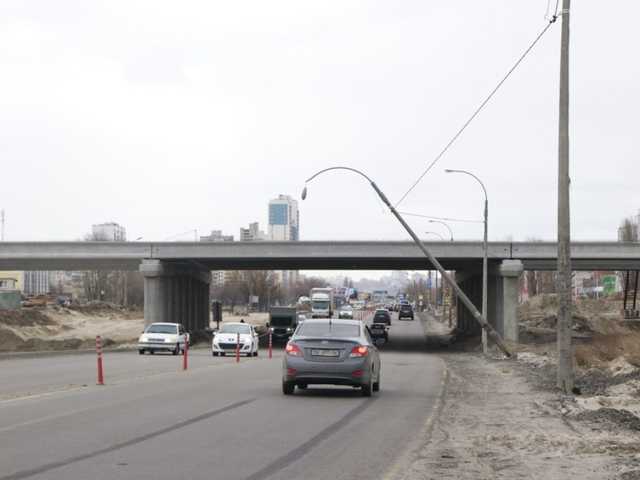 В Киеве фонарный столб повис на проводах над проезжей частью