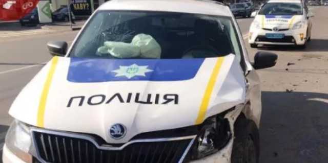 В Киеве произошло ДТП с участием полицейского автомобиля, есть пострадавшие