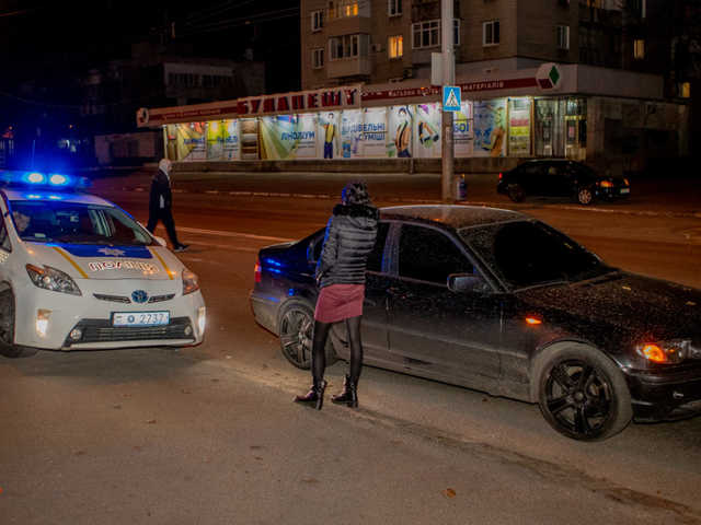 В Днепре водитель автомобиля BMW сбил женщину: переходила дорогу в неположенном месте