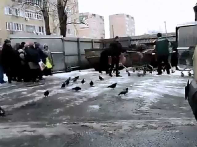 Как рабы: россияне выстроились в очередь к помойке