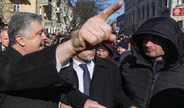 В Чернигове Порошенко пошел на прорыв рядов активистов «Нацкорпуса»