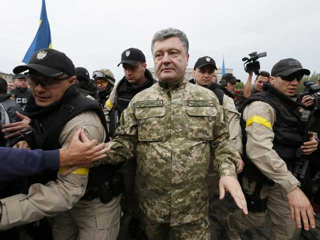 “Президент на крови”: Луцк встречает Порошенко гигантскими банерами