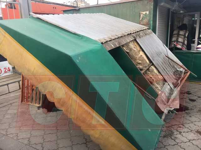 В Сумах в результате прорыва коллектора под землю провалился киоск