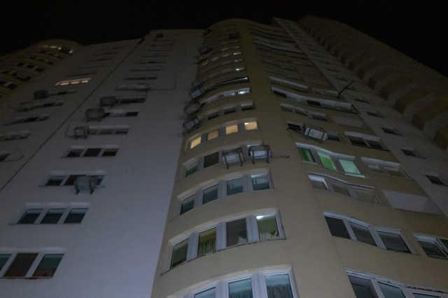 В Киеве на Днепровской набережной мужчина выпал с 21 этажа