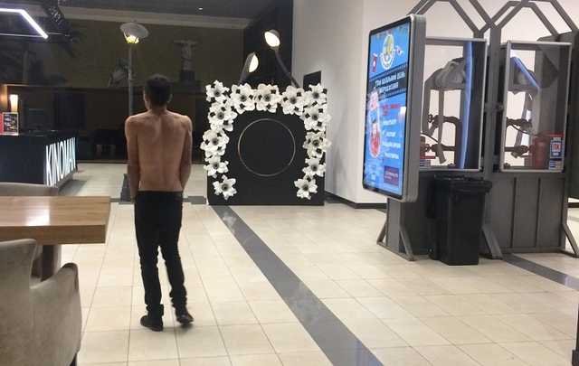 По столичному ТЦ бегал полуголый мужчина и приставал к посетителям