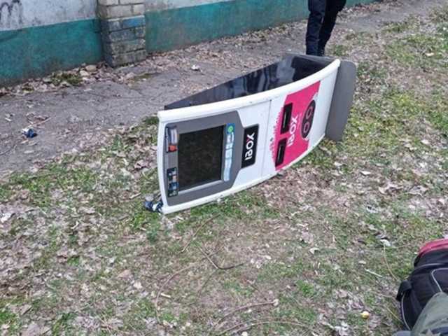 В Херсоне посреди улицы обнаружили украденный платежный терминал