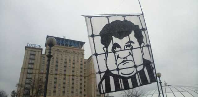 На Майдан принесли заґратованого Порошенка