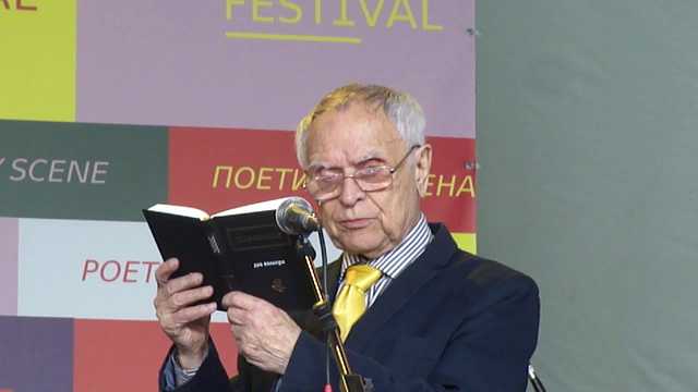 Поет Дмитро Павличко на своєму творчому вечорі агітував за Порошенка