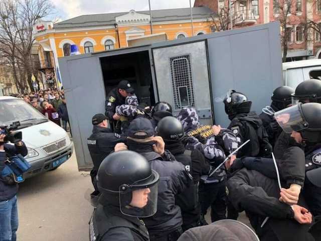 Полиция извинилась за грубое задержание участников антикоррупционного митинга в Полтаве