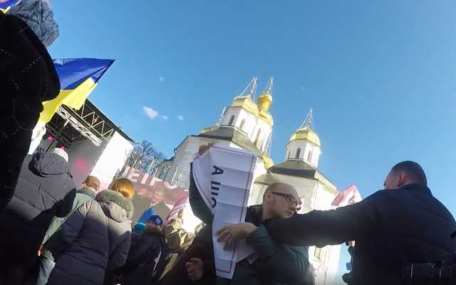 Начальник чернігівського СБУ напав на протестувальника через плакат із критикою Порошенка