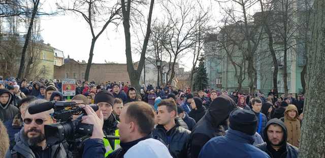 Титушки напали на активистов, митингующих против Порошенко