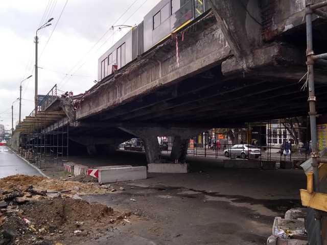 «Шулявский Армагеддон наступил»: В районе ремонта скандального путепровода образовались гигантские пробки