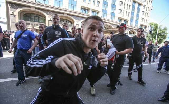 В Киеве возле подъезда толпа “титушек” напала на известного активиста