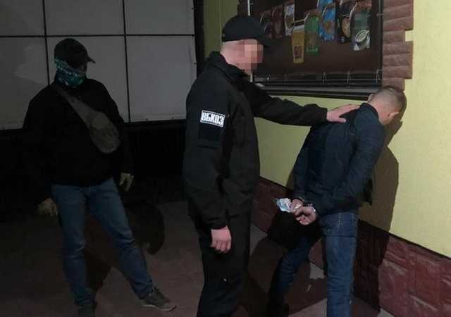 Двое сотрудников криминальной полиции Хмельнитчины попались на взятке 1 тыс. долл., - СБУ