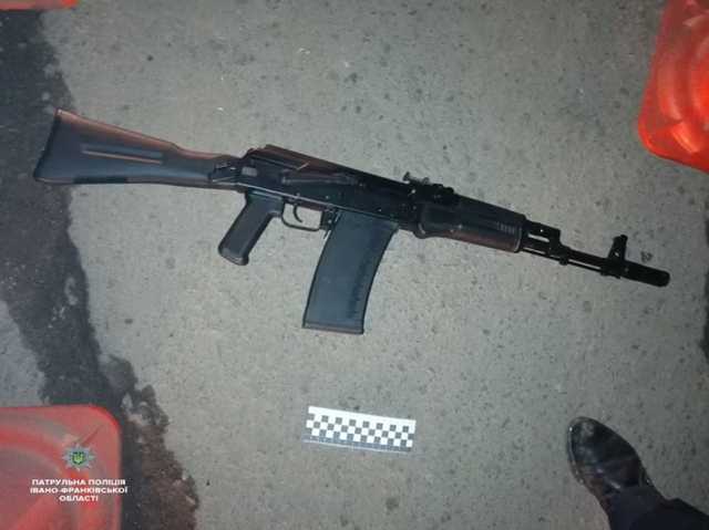 В Ивано-Франковске пьяный мужчина с автоматом угрожал открыть огонь