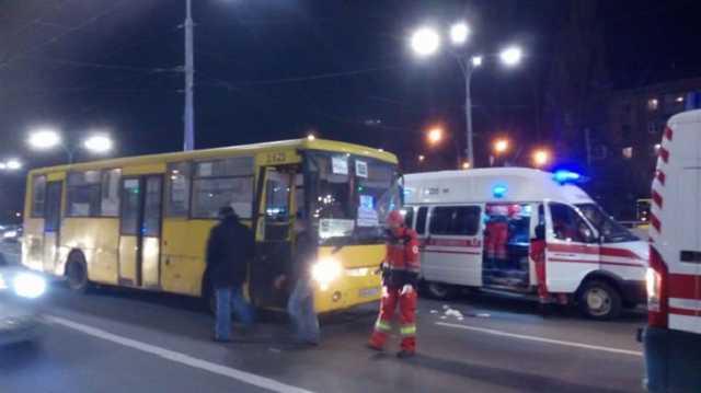 В Киеве на Дорогожичах маршрутка сбила трех женщин