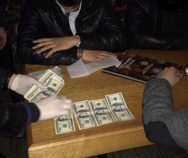 Двух жителей Киевской области задержали за попытку подкупить прокурора