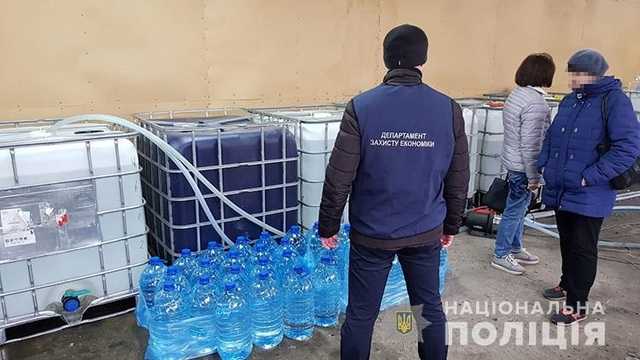 На Київщині викрили нелегальне виробництво алкоголю на основі рідини для склоомивача