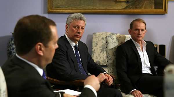 Политолог рассказал, как поездка Медведчука и Бойко в Москву поможет Порошенко