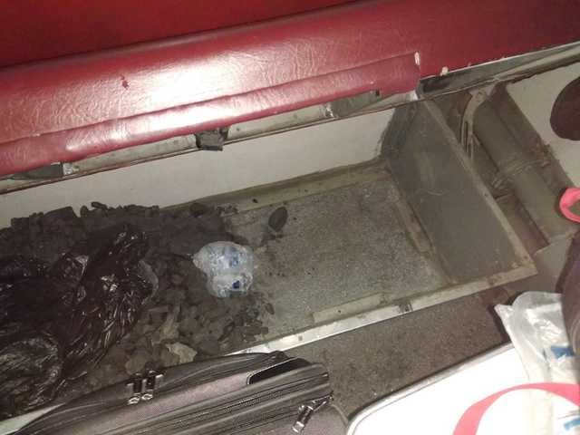 В плацкарте “Укрзализныци” пассажир нашел уголь под сидением