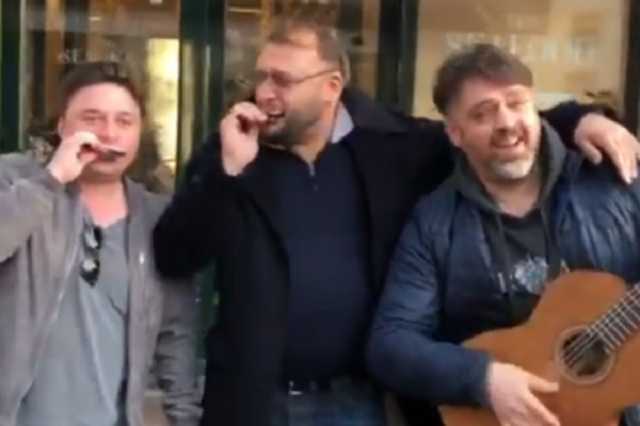 Добкин просил милостыню на улице