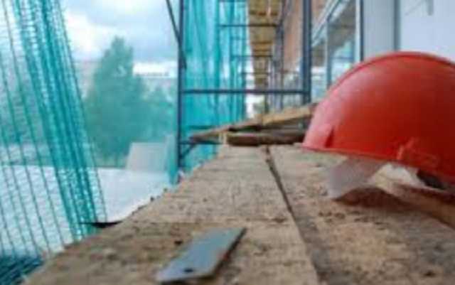 У Львові на будівництві робітник випав з третього поверху і загинув