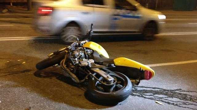 В Киеве авто на еврономерах влетело в мотоцикл, водитель сбежал