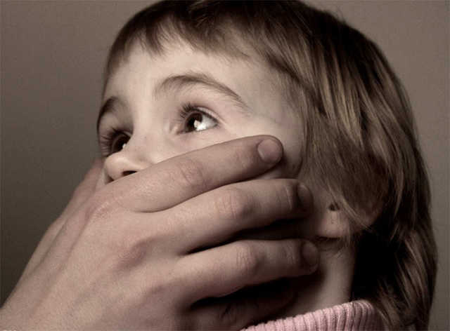 В Херсоне двое мужчин развращали трехлетнюю девочку