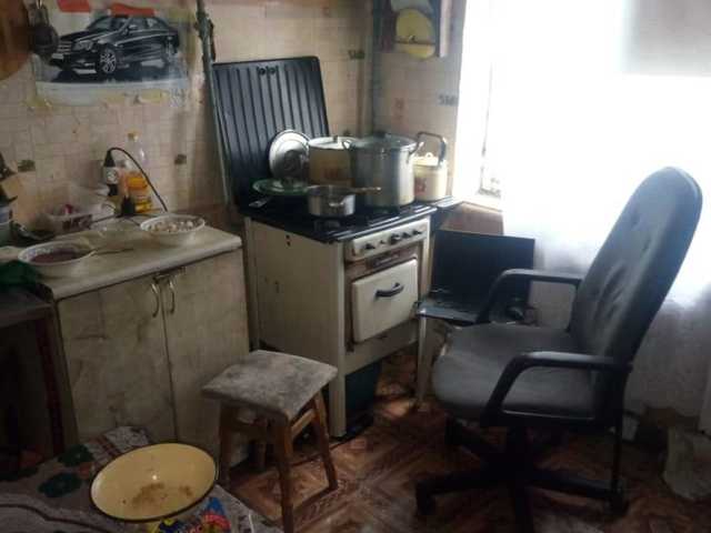 В Киеве полицейские забрали двоих детей у матери-алкоголички