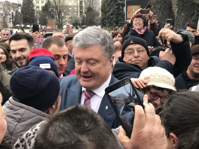Снайпери, обшуки та вигуки “ганьба”: як у Тернополі зустрічали Порошенка