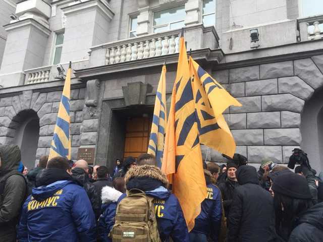 «Нацкорпус» біля будівлі СБУ вимагав посадити Медведчука