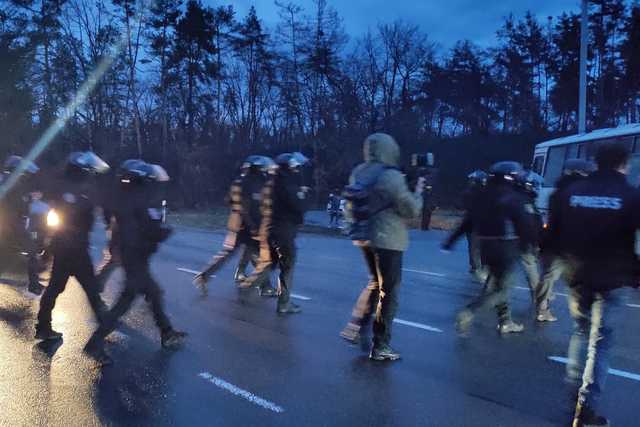 Маєток Медведчука охороняють спецпризначенці та невідомі у камуфляжі