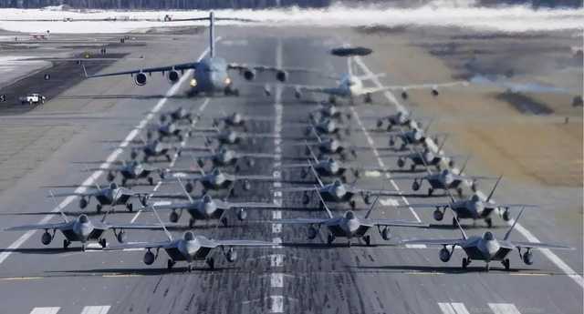 Сигнал для России: ВВС США одновременно подняли в воздух 24 истребителя F-22