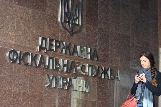 Налоговые уведомления прибивают людям на дверь: как будут кошмарить украинцев