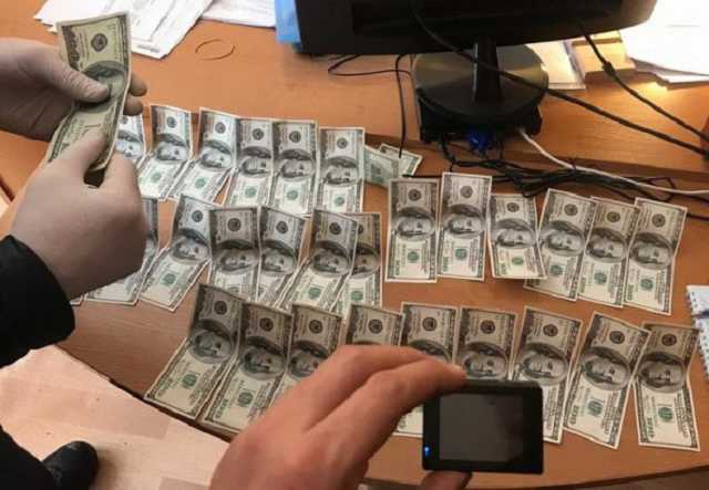 На Дніпропетровщині на хабарі затримали начальника міграційної служби