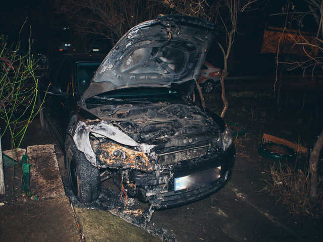 Во дворе жилого дома в Днепре сгорела Skoda