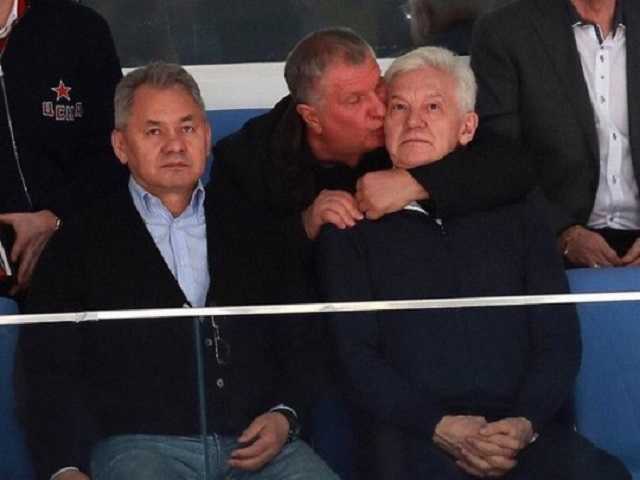 Кремлевская скрепа: топ-чиновник Путина публично поцеловался с мужчиной