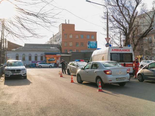 Пока врачи оказывали помощь, Renault протаранил скорую в Днепре