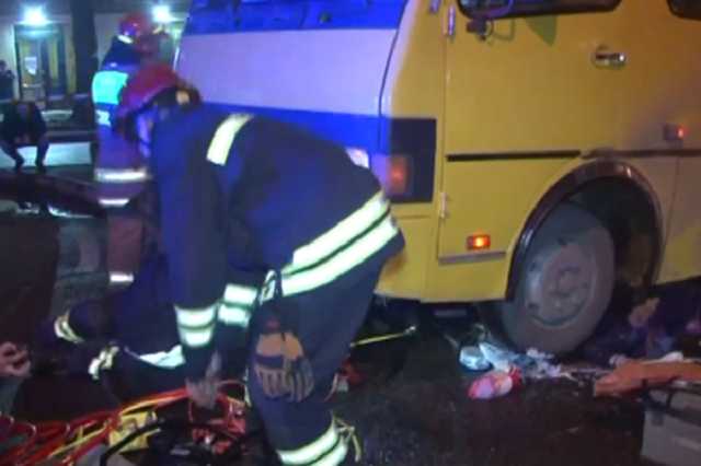 Во Львове авто влетело в девушку на пешеходном переходе