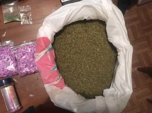 Дилеры сбывали в Киеве наркотики через мессенджеры