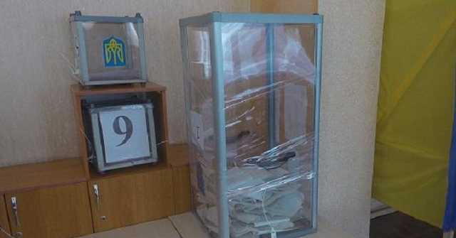 У Житомирі іноземний спостерігач зафіксував пошкодження виборчої скриньки на дільниці