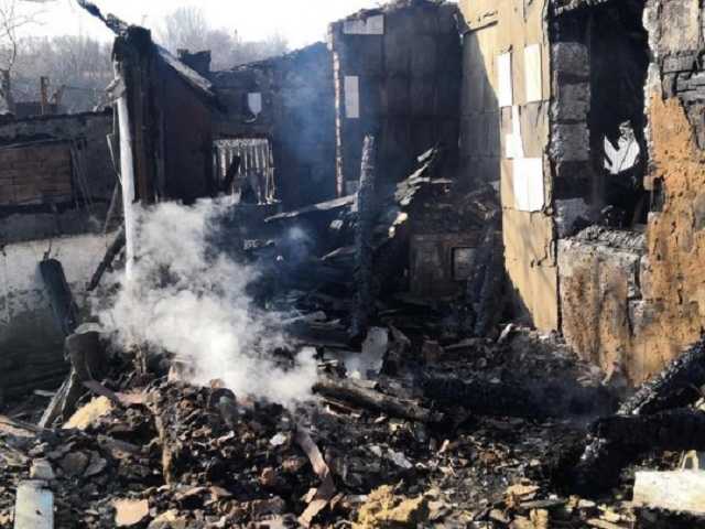 Боевики "ЛНР" обстрелом уничтожили дом пенсионеров в Золотом