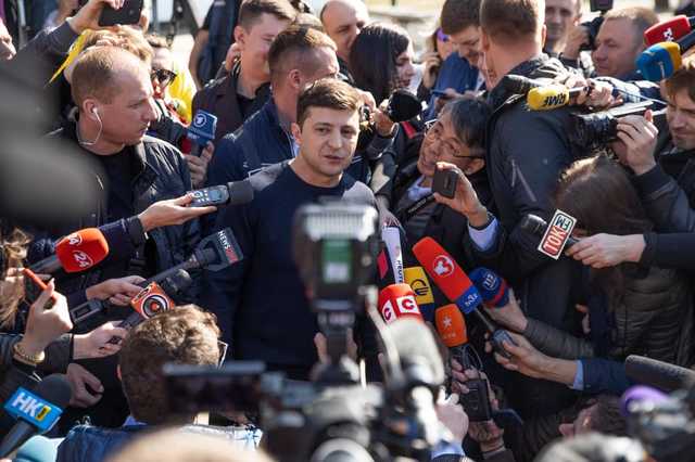 Зеленский рассказал, куда совершит первый визит в случае избрания президентом