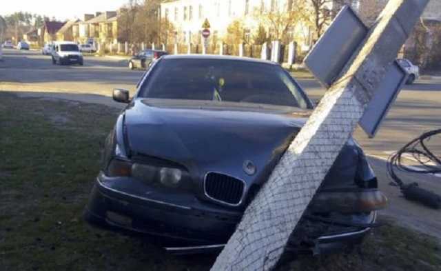 Под Киевом лихач на BMW снес бетонный столб