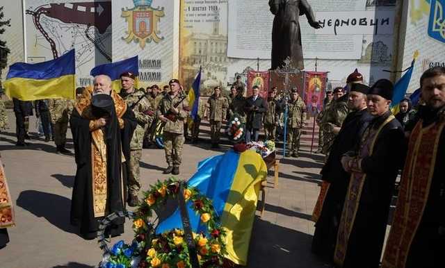 Прощалися на колінах. У Чернівцях поховали загиблого на Донбасі військового